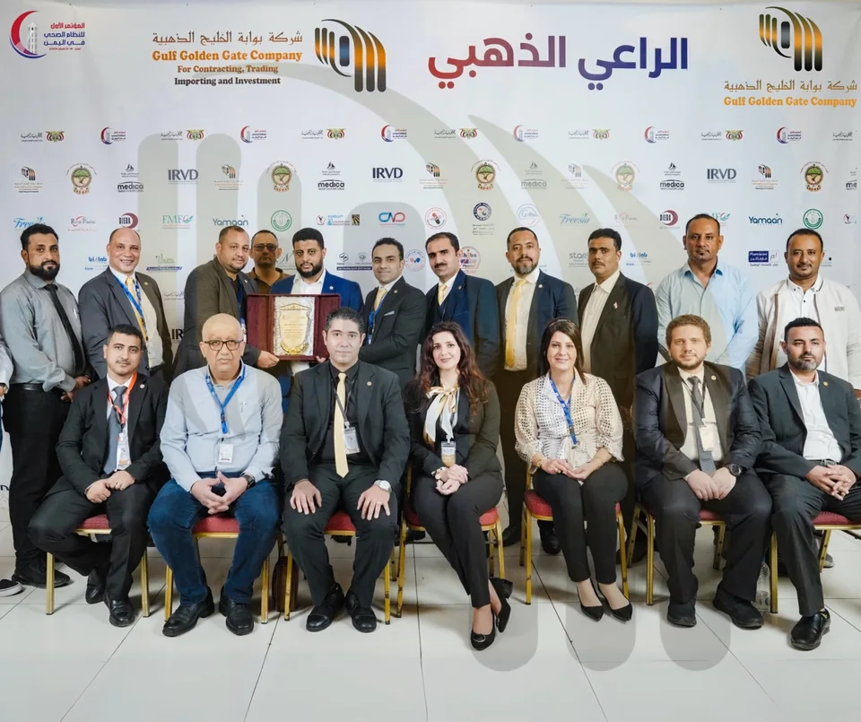 فريق الشركة وممثلو المصانع خلال المؤتمر