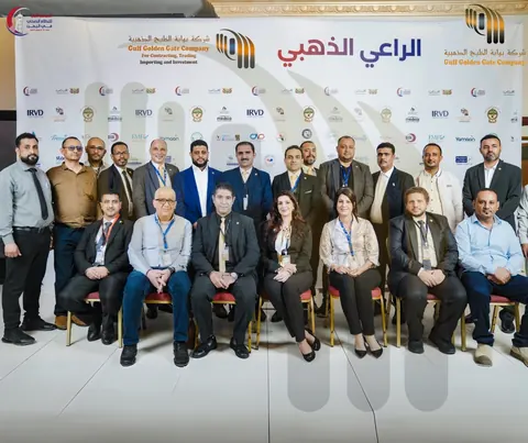 فريق الشركة وممثلو المصانع أمام خلفية الرعاية الذهبية