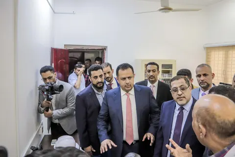 صورة 4 — شرح فني داخل أحد أقسام المختبرات — المختبرات