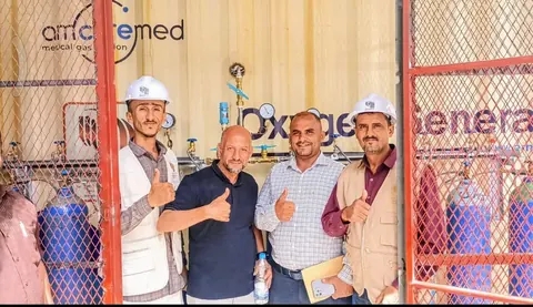 صورة 3 — فريق التنفيذ داخل موقع المصنع — صورة ميدانية لفريق المشروع أمام منظومة الأكسجين.
