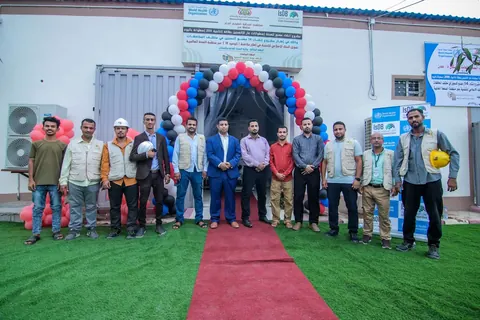 فريق مشروع محطات الأكسجين الطبي أمام إحدى المحطات المنفذة من شركة بوابة الخليج الذهبية