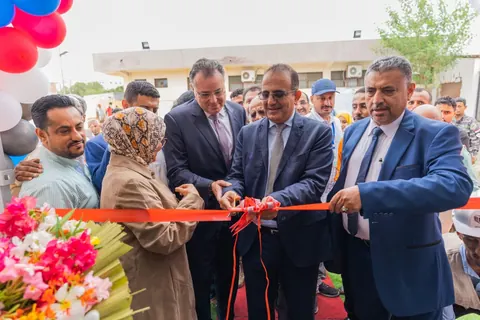 صورة 2 — افتتاح 14 مصنع أكسجين طبي — اليمن — قص شريط تدشين مشروع محطات الأكسجين الطبي