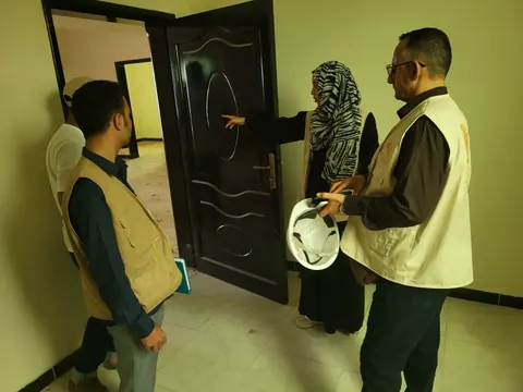 صورة 13 — جولة داخلية — معاينة الغرف والأعمال الداخلية في المركز.